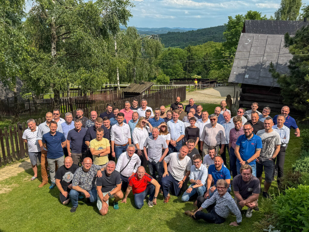 Całą grupa uczestników 7 Forum na łonie natury